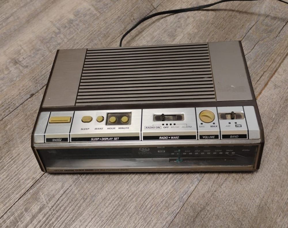 Vintage GE General Electric AM/FM Alarm Clock Radio 7-4646A Display Works!